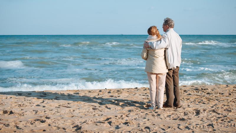 Äldre par på en strand