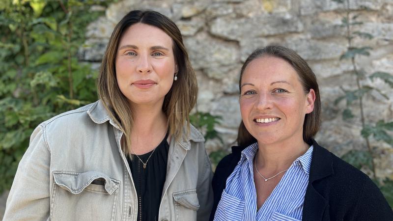 Porträttbild Louise Nilsson och Annie Rosén från Gotland Convention Bureau, stenmur och murgröna i bakgrunden