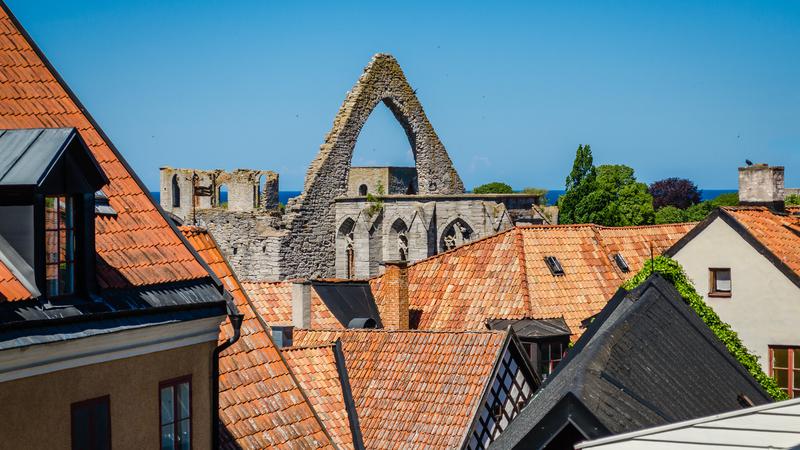 Tegeltak och klosterruin i Visby världsarv.