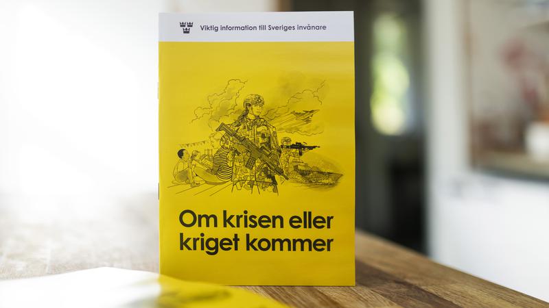 Gul broschyr som står på ett bord