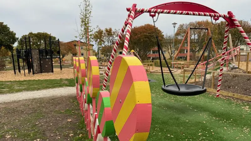Bingeby lekplats, klubbstaket, polkagrisgunga, lakritsklätterställning