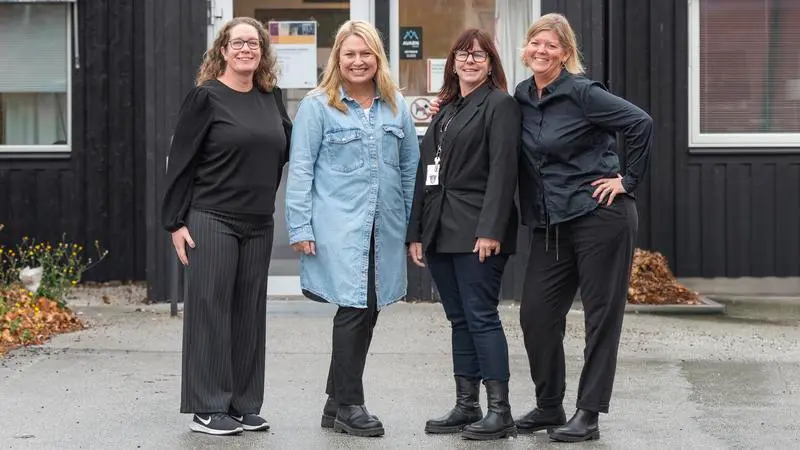 Fyra kvinnor utanför vuxenutbildningens entré.