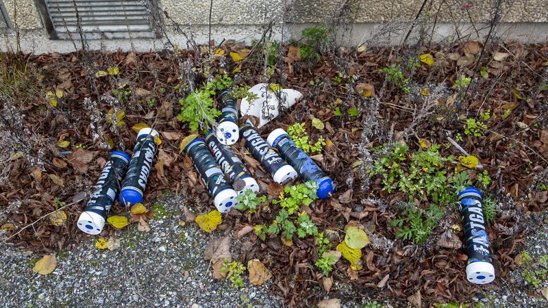 Förbrukade lustgastuber i gräset.