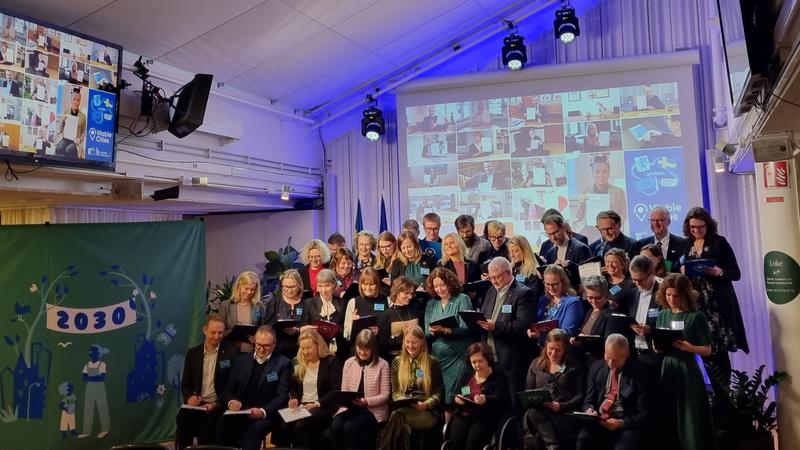Klimatkontrakt skrivs under av kommunrepresentanter