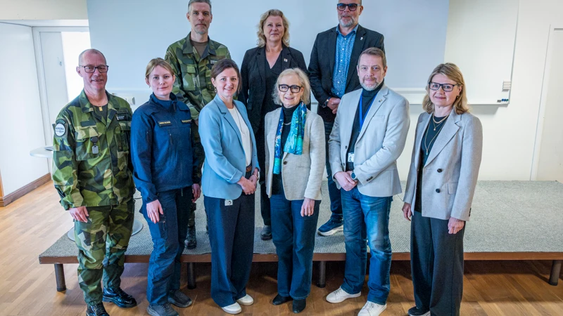 En grupp människor som står bredvid varandra.