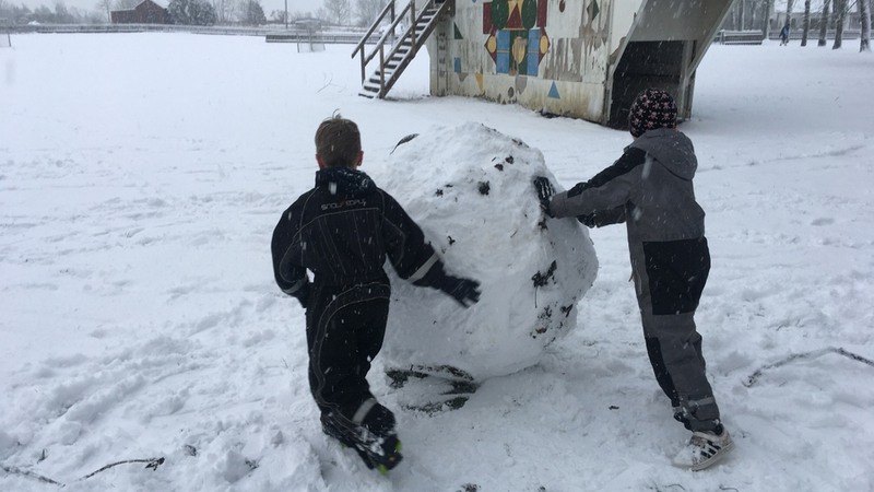 Lekande elever på Kräklingbo skola