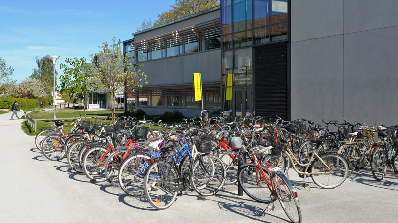 Skolhus och parkerade cyklar