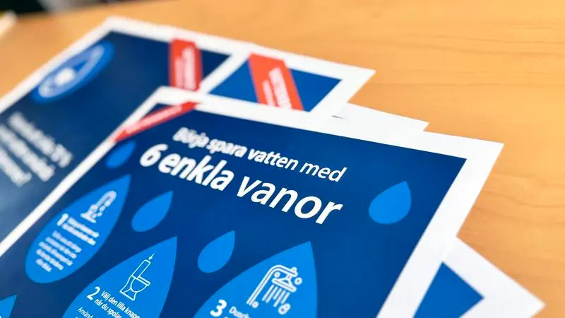 Affischer på ett bord