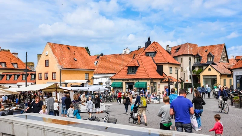 En grupp människor som går på ett torg.