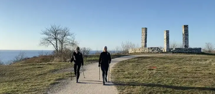 Personer går på gångväg vid Galgberget i Visby