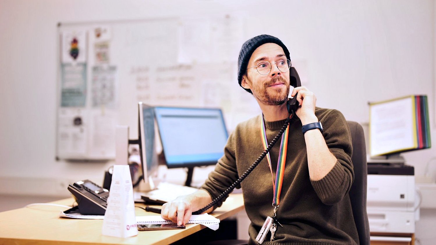 Anställd sitter och pratar i telefon