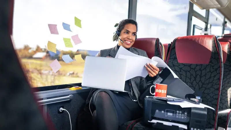 Kvinna jobbar på bussen