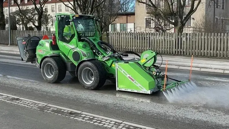 Sopmaskin som sopar en väg