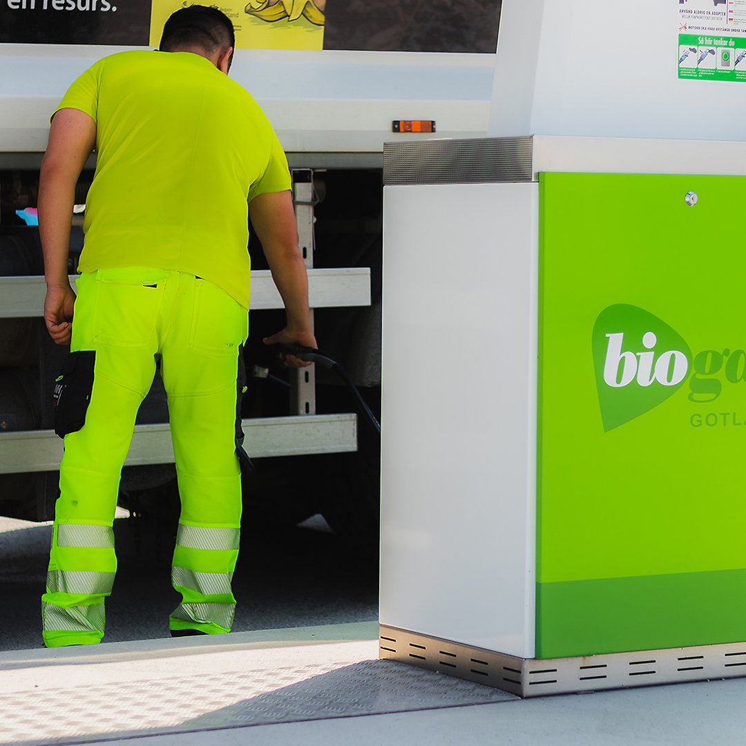 man i varselkläder tankar en lastbil med biogas 