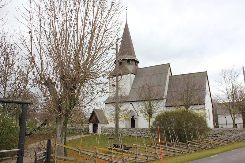 Längs vägen ligger det en vit kyrka.