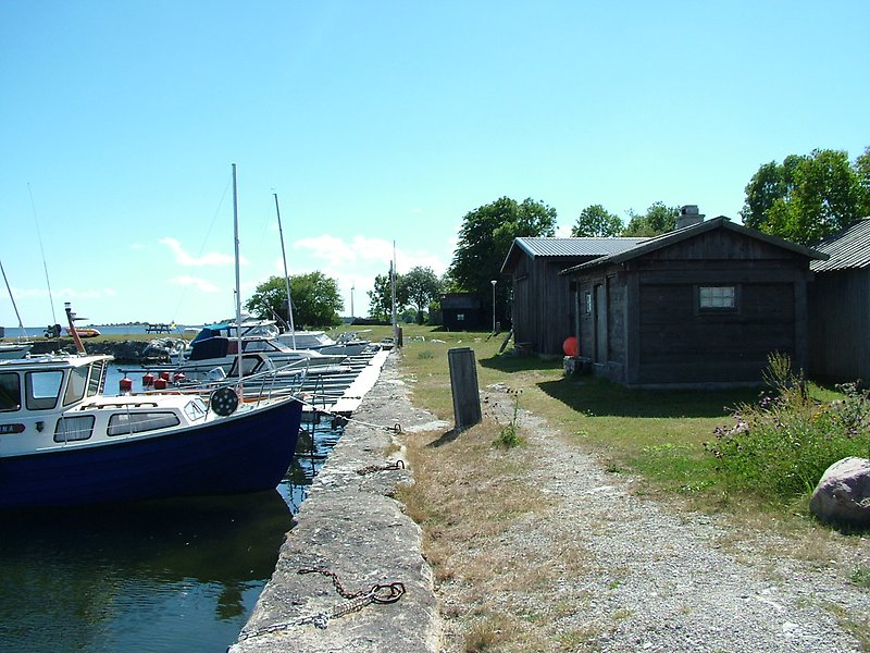 Ett flertal båtar parkerade i närheten av fiskebodarna.