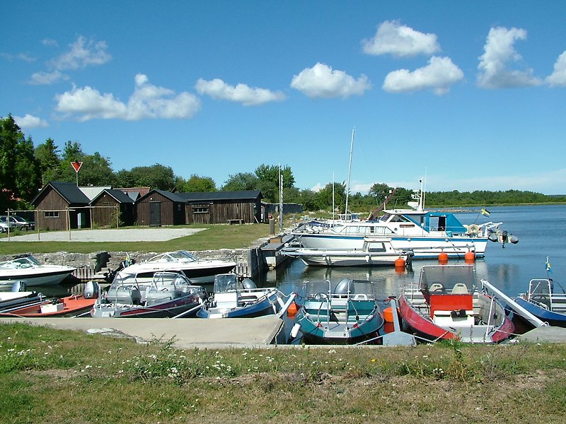 Vyn över båthamn.