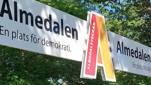 En skylt där det står Almedalen, en plats för demokrati.