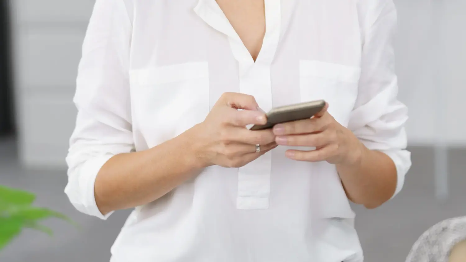 Person läser på en mobiltelefon