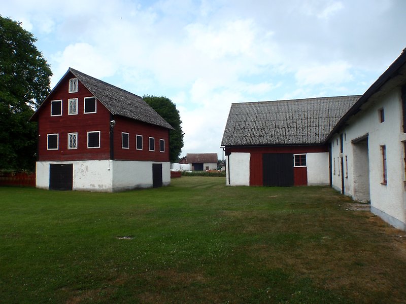 Bebyggelse av flertal rödvita gårdar.