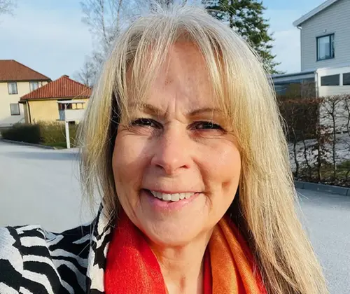 Leende kvinna med ljust hår på gata