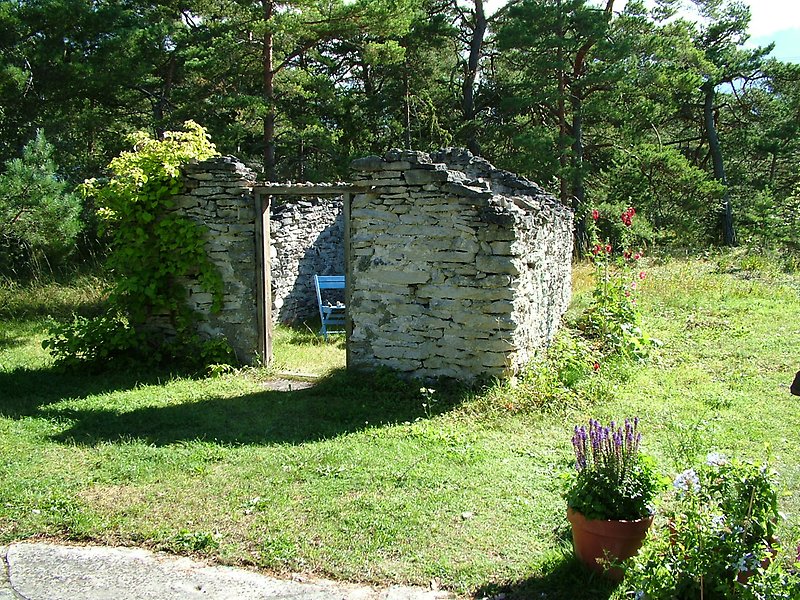 Ruin av litet stenhus.