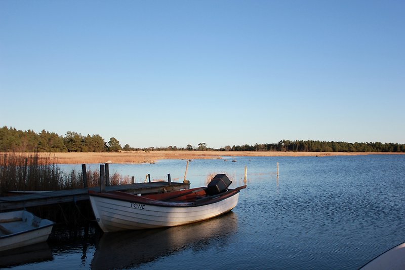 En fiskebåt som är förtöjd vid bryggan.