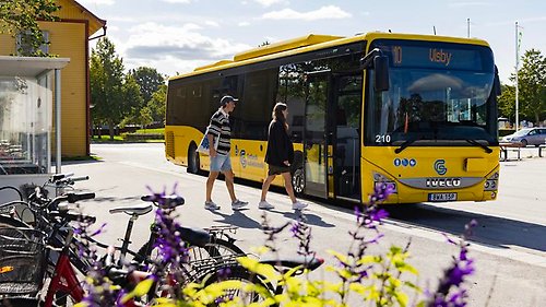 två ungdomar som går ombord
